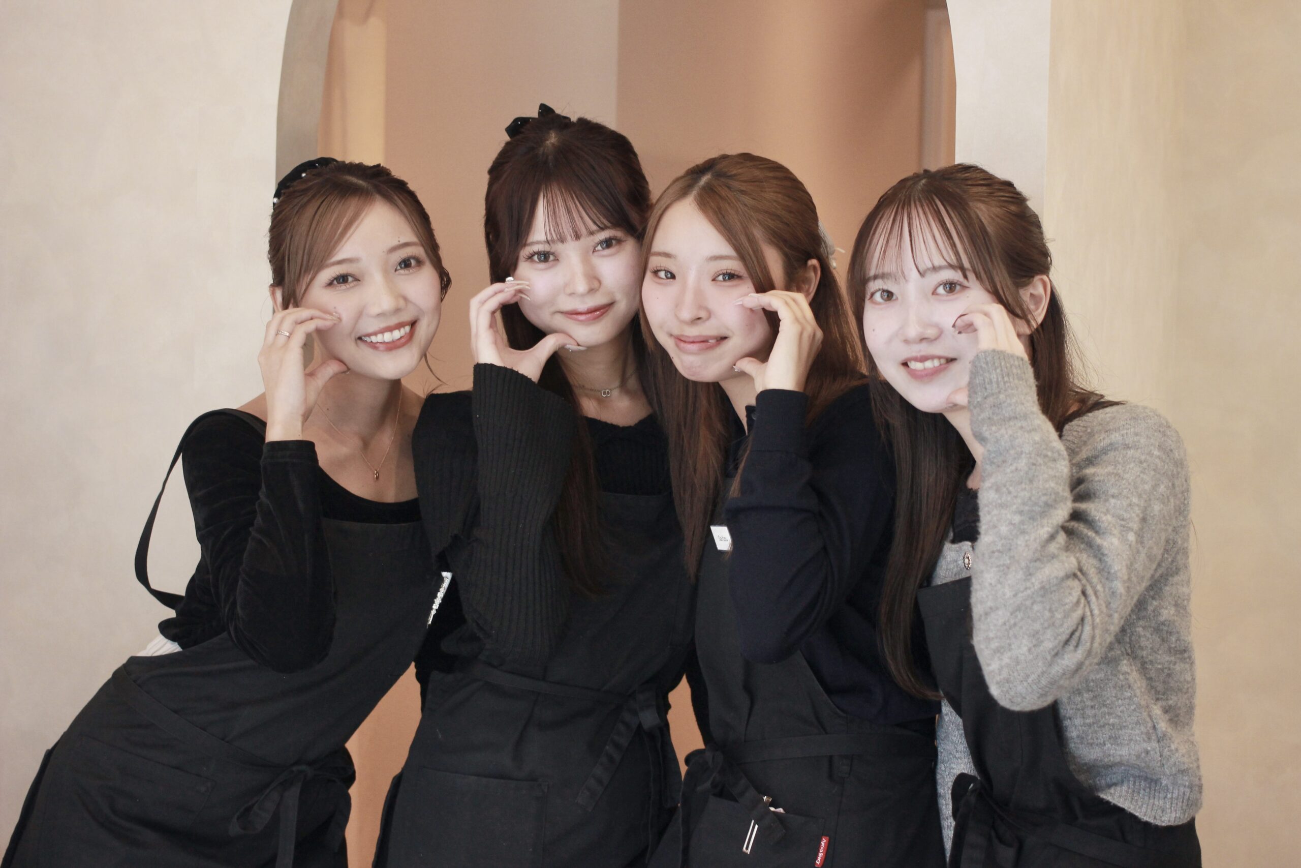 スタッフ全員の仲睦まじい集合写真